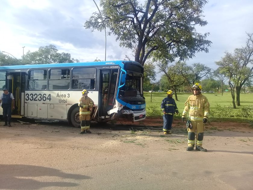 Desgovernado ônibus Com 20 Passageiros Bate Em árvore No Df Metrópoles