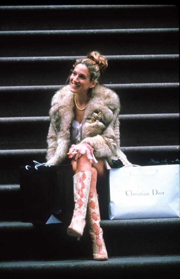 Sarah Jessica Parker atuando como Carrie Bradshaw - metrópoles 