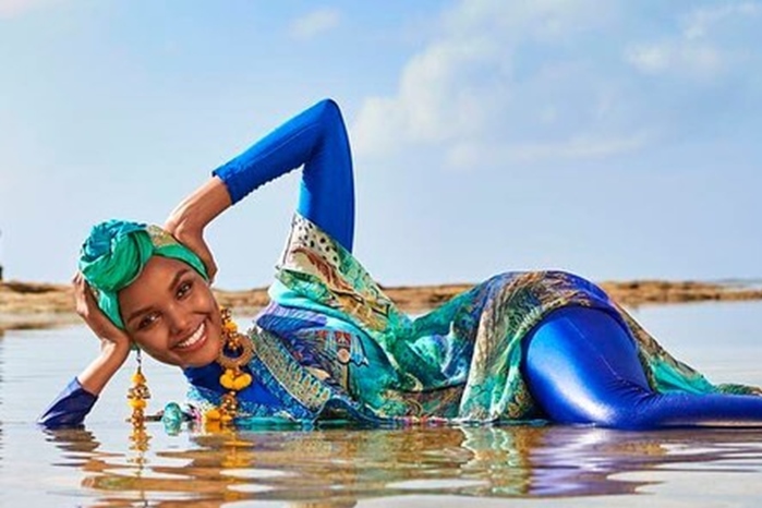 Na imagem com cor, a modelo Halima Aden posando para ensaio fotográfico - metrópoles