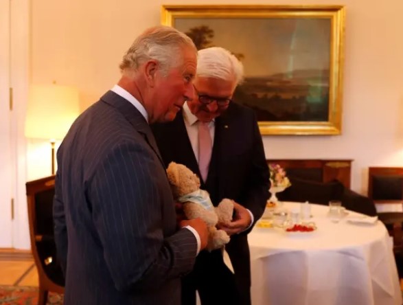 Príncipe Charles recebe urso de pelúcia do presidente da Alemanha. Foto: Fabrizio Bensch/Reuters