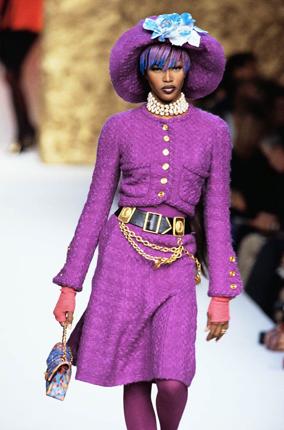 Naomi Campbell na passarela da Chanel, em 1992