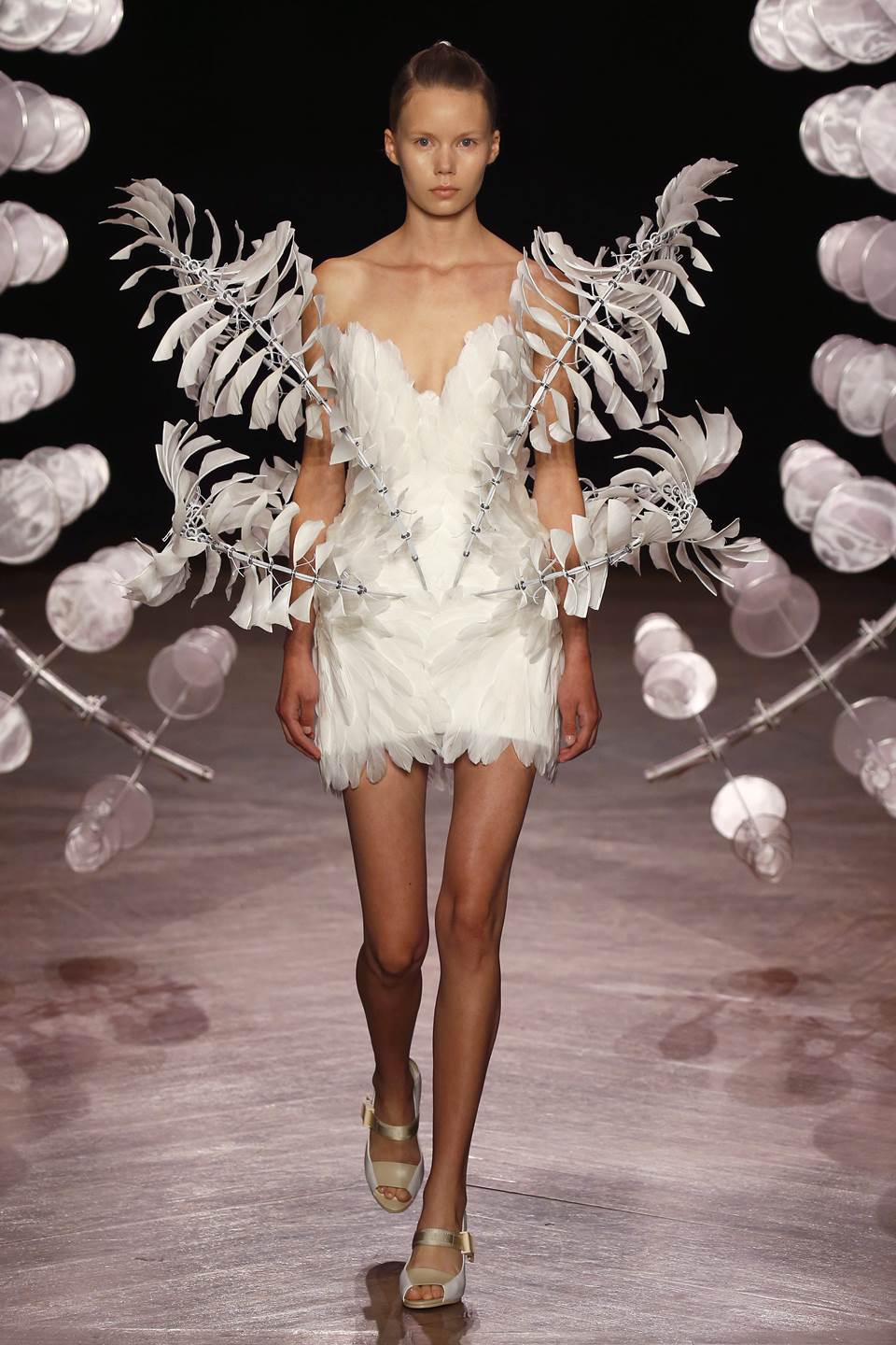 modelo na passarela da grife Iris Van Herpen