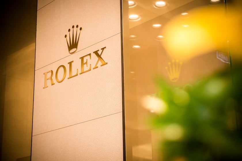 Na imagem com cor, logo da Rolex