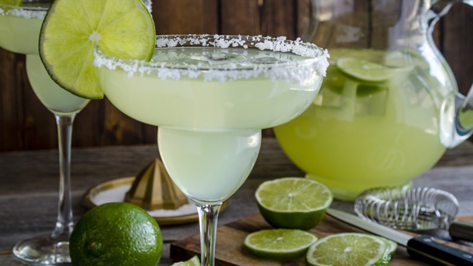 A clássica margarita é um coquetel preparado com tequila, sal, suco de limão e licor de laranja