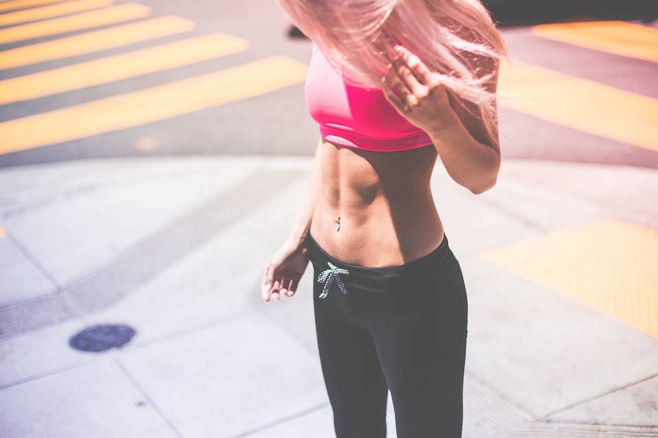 Em busca da barriga tanquinho, devo fazer abdominal tradicional?