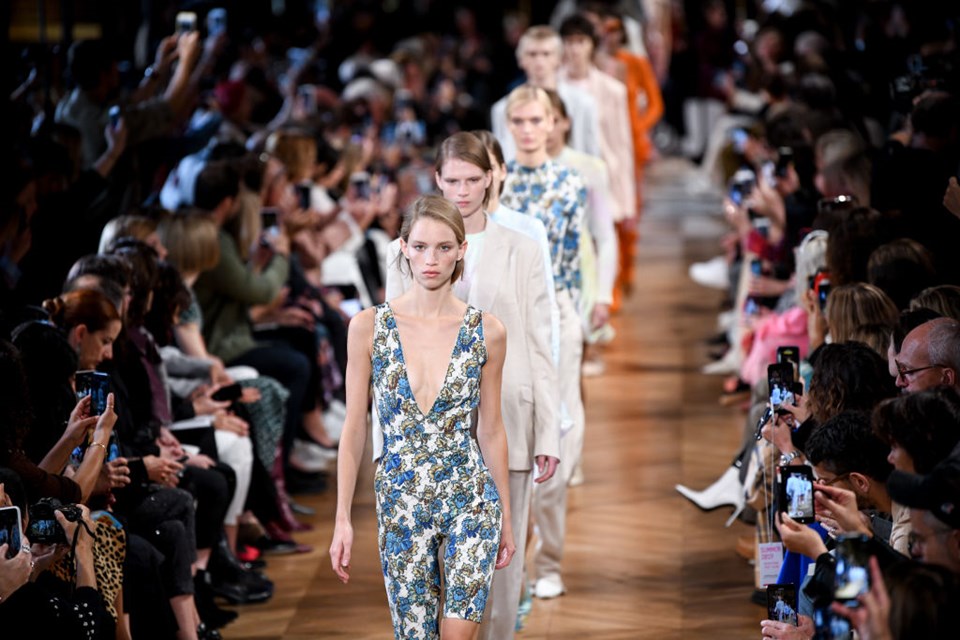 Na imagem com cor, fotos do desfile da Stella McCartney - metrópoles