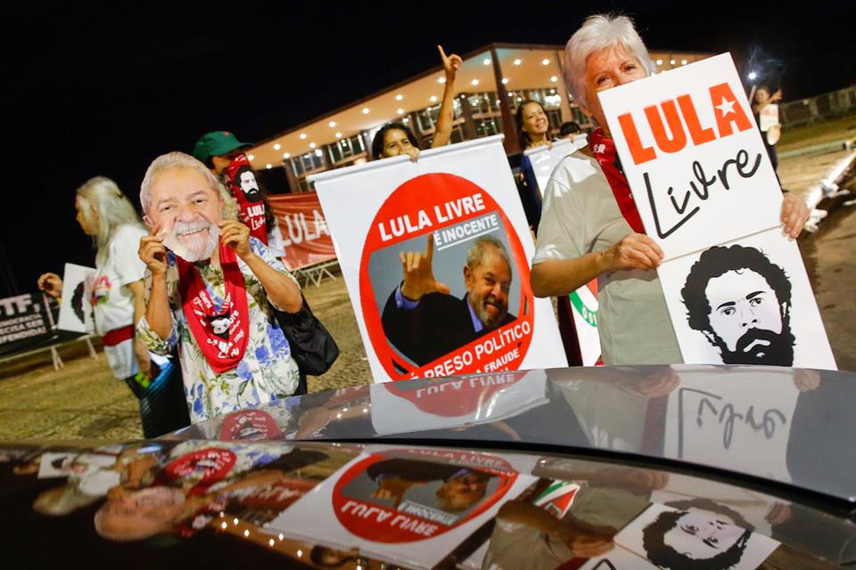 Manifestação do "Lula Livre" em Brasília Bolsonaro