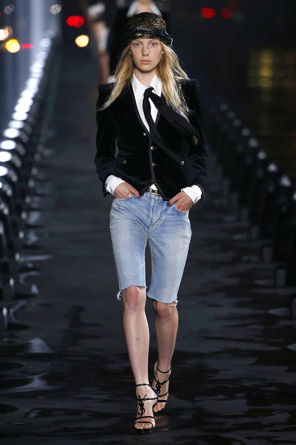 modelo na passarela da Saint Laurent