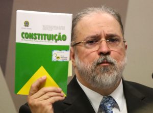 Augusto Aras, PGR, segura a Constituição Federal