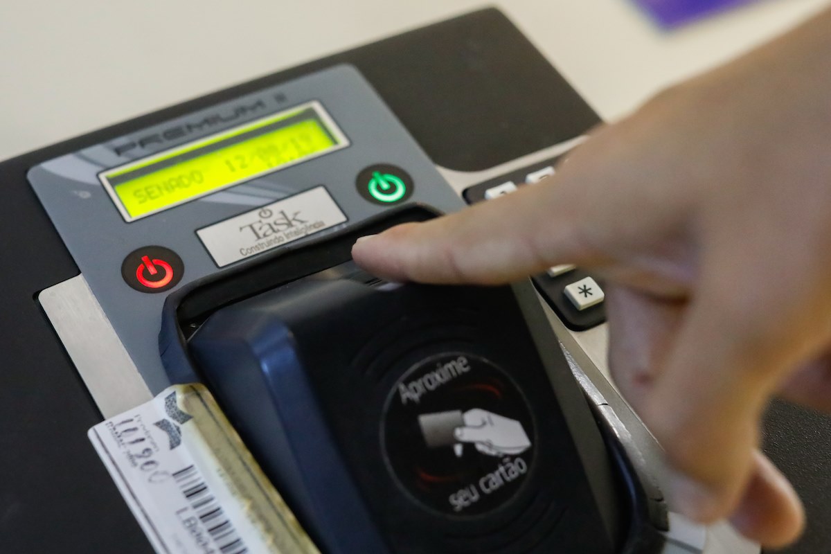 Servidor público passa dois anos batendo ponto mas ia para casa dormir