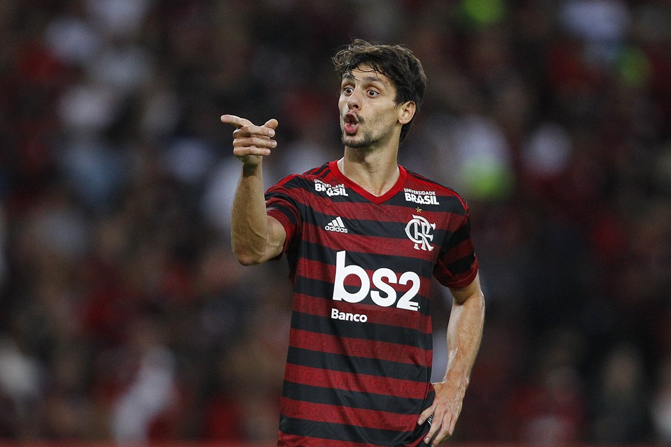 Rodrigo Caio recebe proposta de tricampeão da Libertadores para transferência.