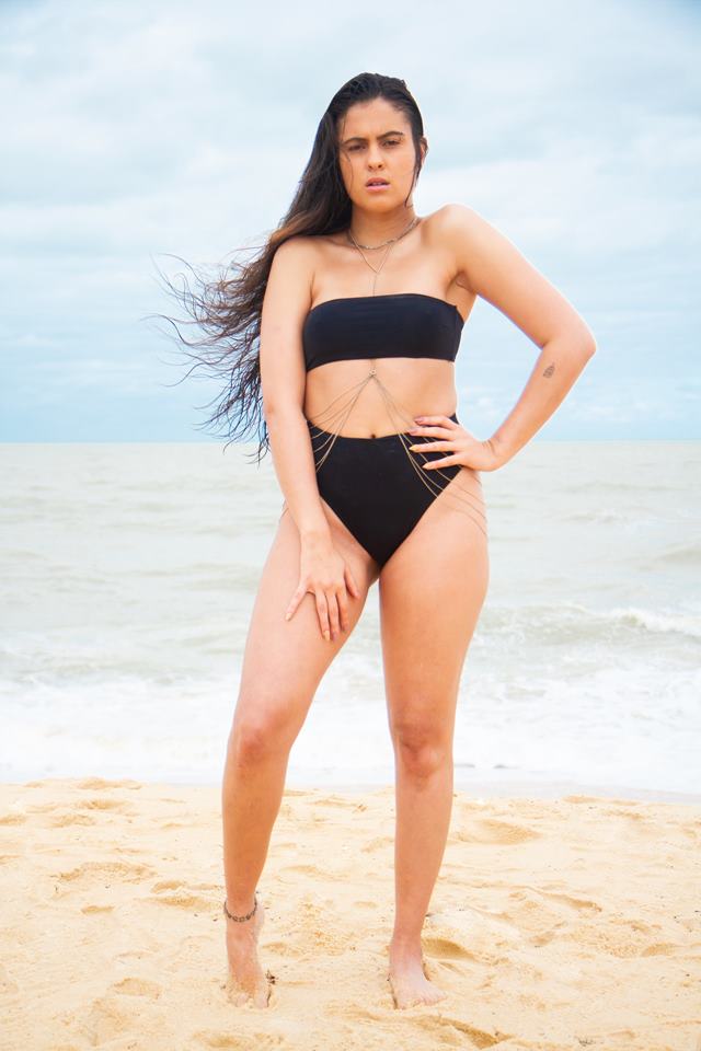  Hana Khalil de biquíni preto na praia