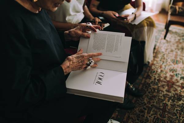 Costanza Pascolato mexendo em livro