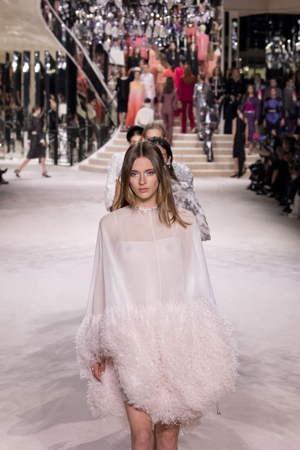 Modelos no desfile Metiers D'Art 2019/2020 da Chanel