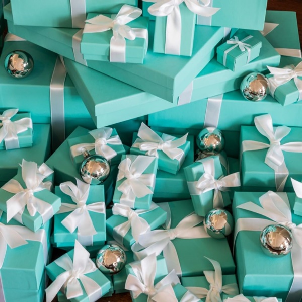 "Presentes" da Tiffany & Co., posicionados na base da árvore de natal