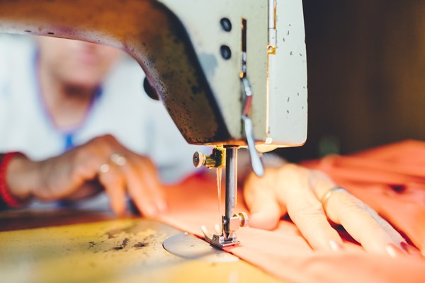 Mulher trabalhando em uma máquina de costura