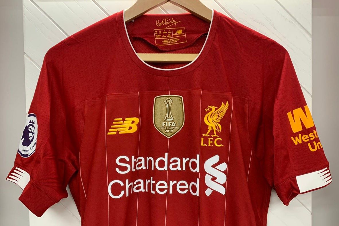 Liverpool exibe camisa com escudo de campeão do Mundial de Clubes |  Metrópoles