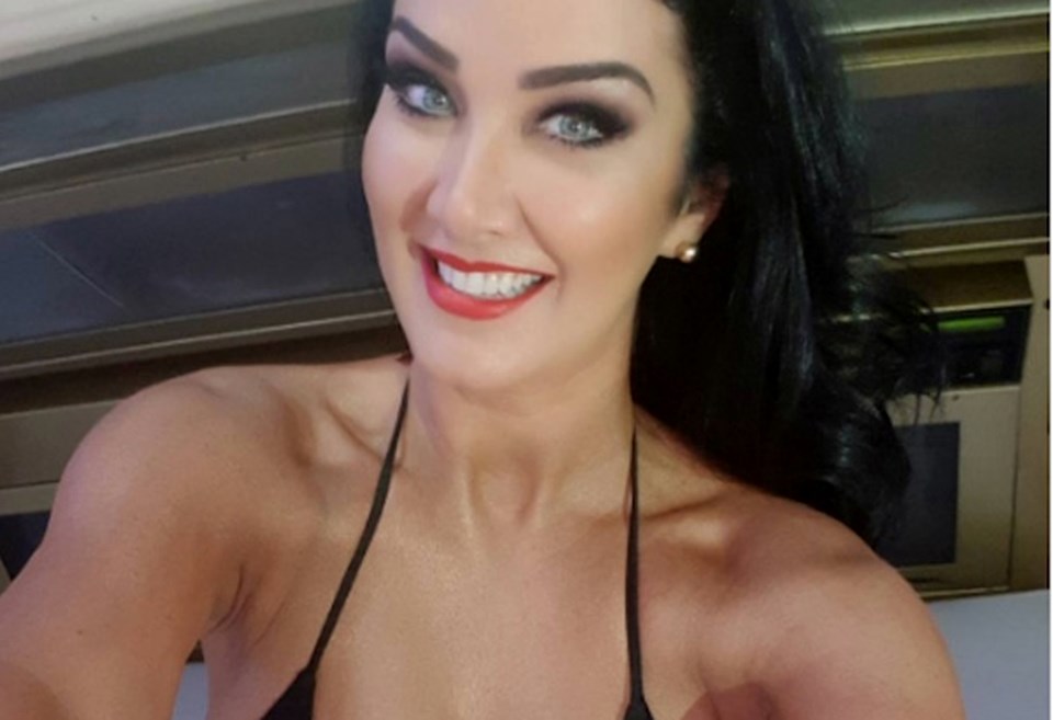 Aos 40 Anos Helen Ganzarolli Sensualiza Com Maiô Decotado Metrópoles