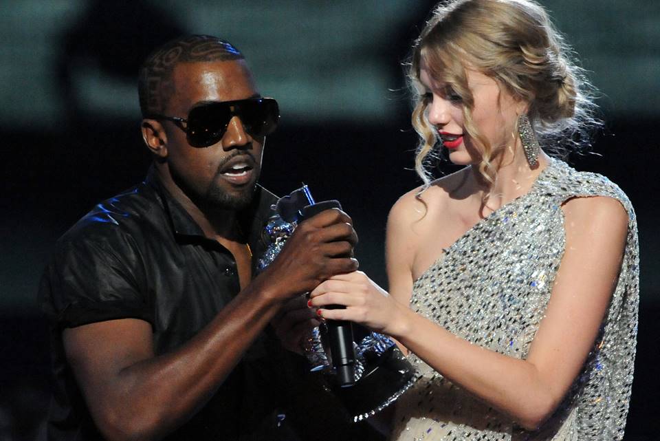 Kanye West pega microfone de Taylor Swift