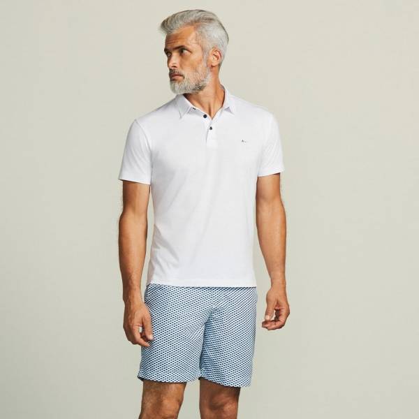 modelo com polo branca e bermuda azul