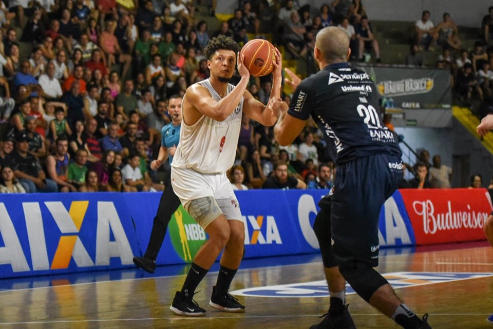 Rafa Moreira, do Brasília, arremessa em jogo contra o Bauru, pelo NBB