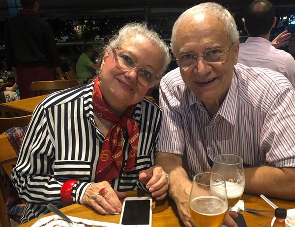 Casal de Idosos sentados na mesa do Fausto e Manoel em Brasília (DF) e bebendo cerveja