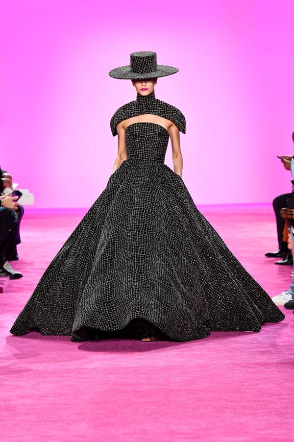 Modelo na passarela de Christian Siriano 