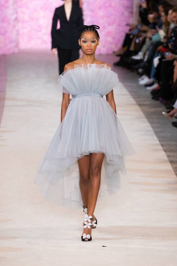 Modelo na passarela de Giambattista Valli