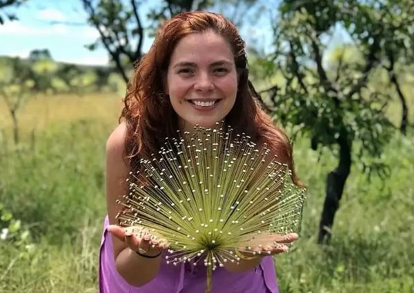 Mulher em paisagem do cerrado