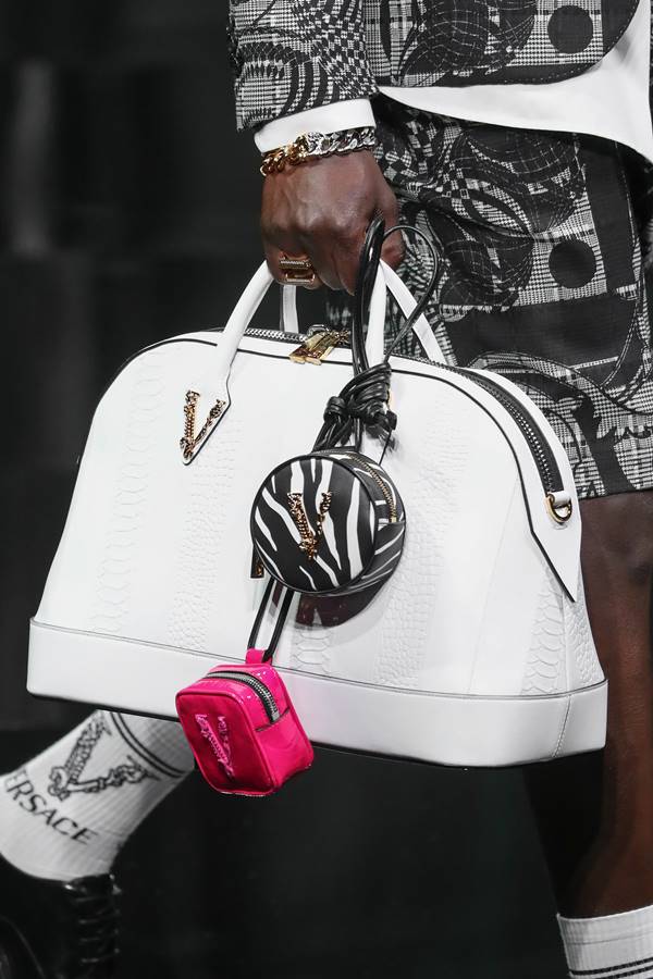 Bolsa da Versace com minibags como penduricalhos