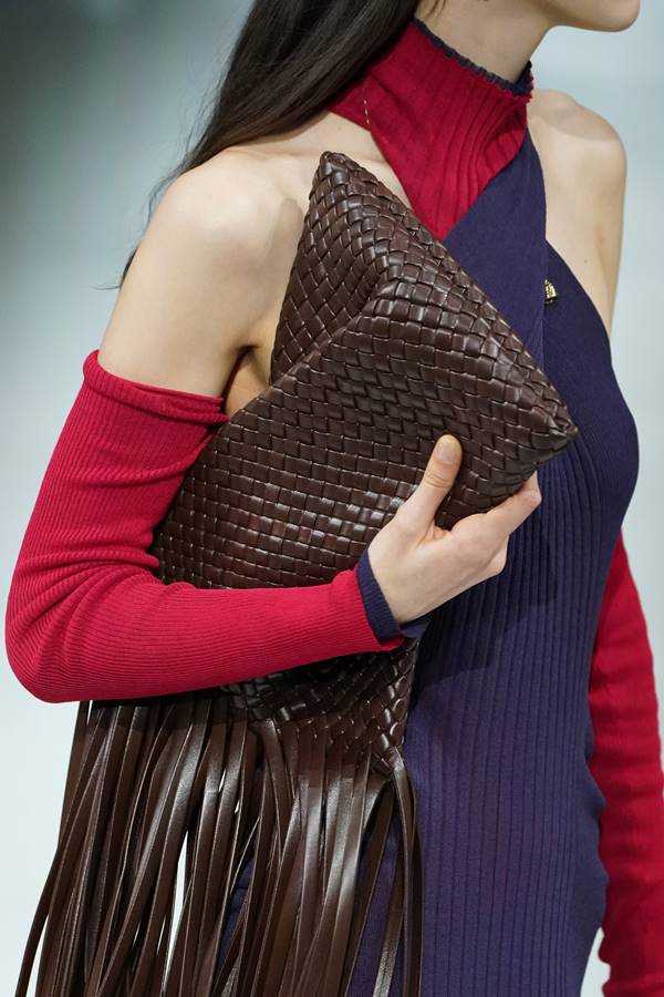 Bolsa marrom da Bottega Veneta com franja