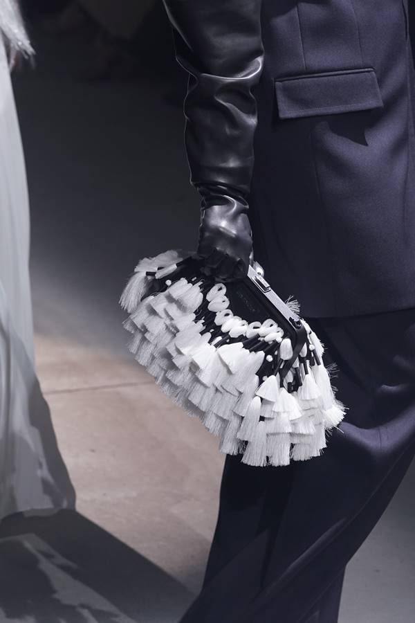 Bolsa preto e branco da Givenchy com franja