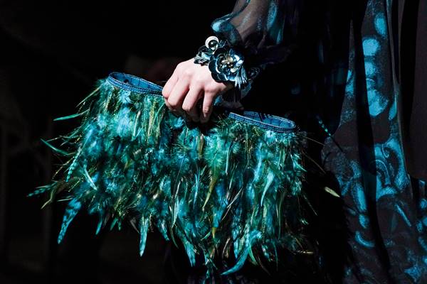 Bolsa verde com plumas da Dries Van Noten