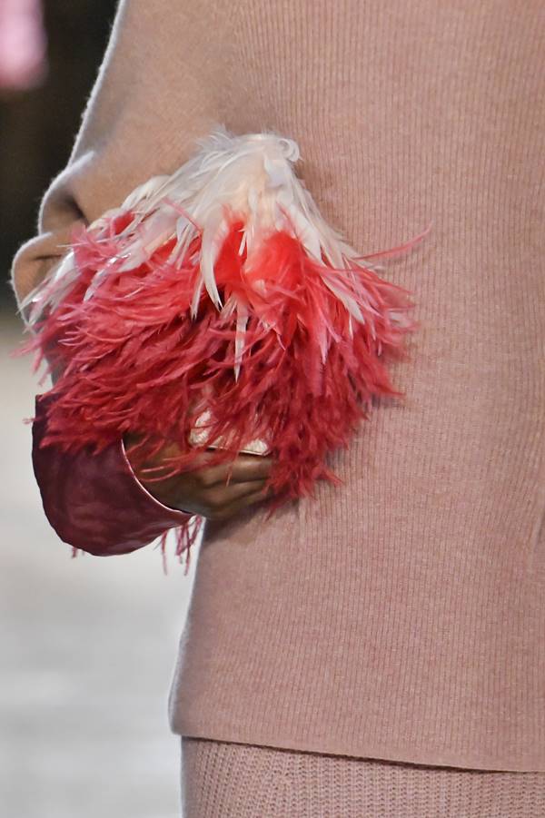 Bolsa com plumas cor-de-rosa da Altuzarra