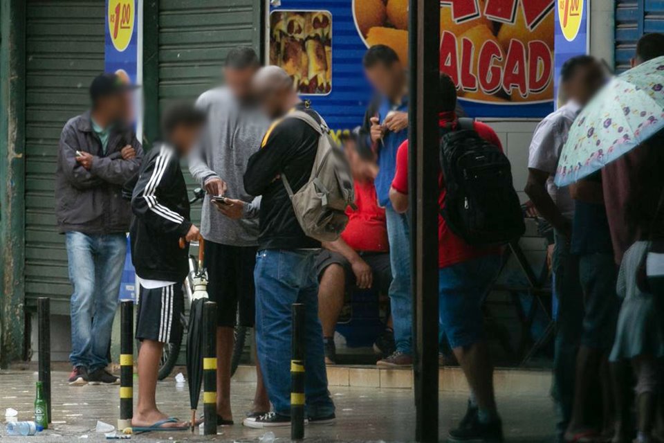 Grupo de homens vende celulares sem procedência em praça do centro da Ceilândia