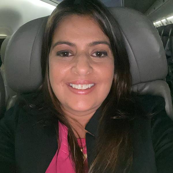 Fábia Oliveira dentro de avião