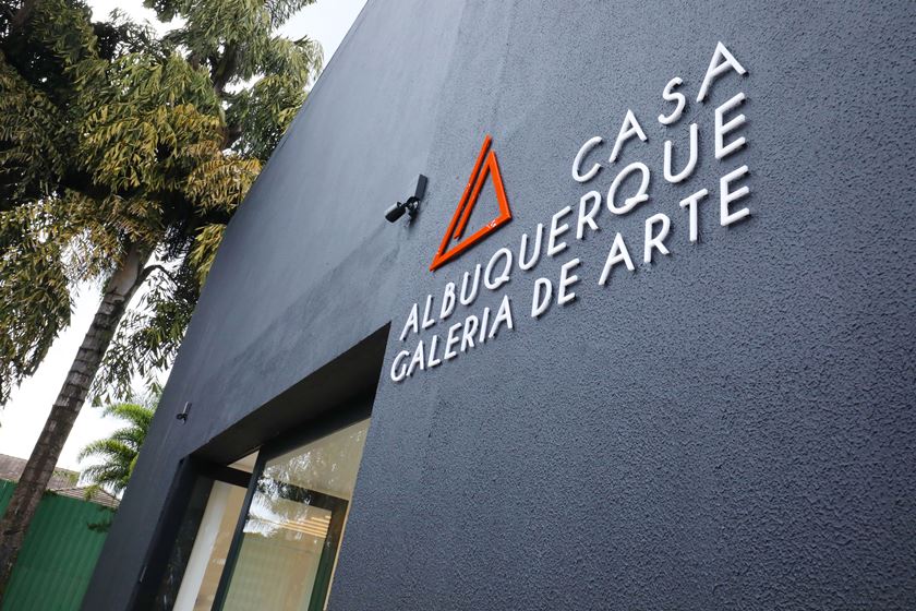 Entrada da galeria Casa Albuquerque