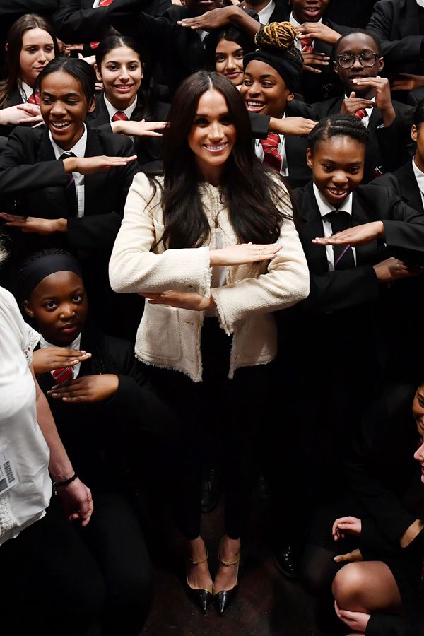 meghan markle com calça social 