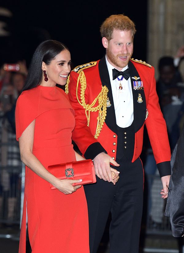 Meghan Markle de vestido vermelho