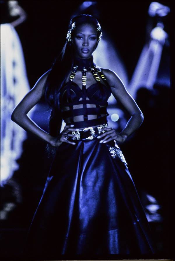 Naomi Campbell no desfile de outono/inverno 1992 da Versace