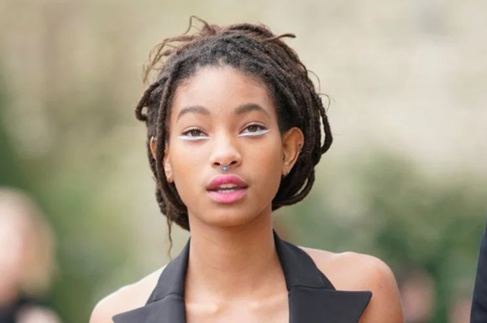 Willow Smith aposta em tendência de maquiagem 