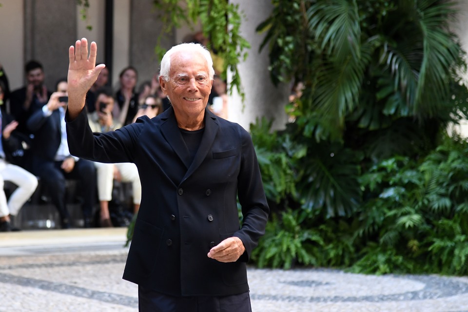 Estilista Giorgio Armani acenando