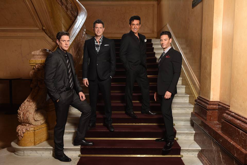 Quarteto Il Divo sobre uma escada