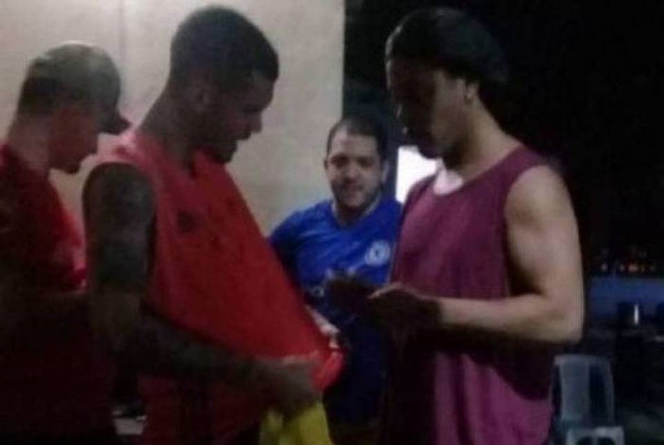 Ronaldinho assina camisa do Flamengo em presídio no Paraguai