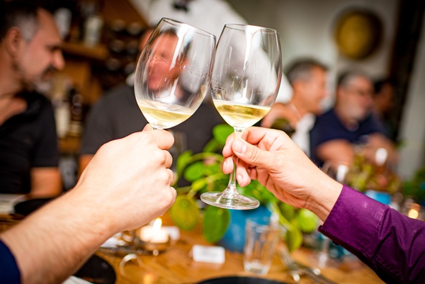 Brinde com taças de vinho