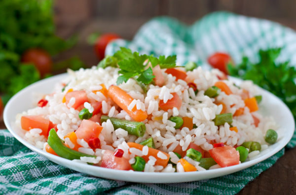 Risoto de cenoura e vagem sobre mesa verde