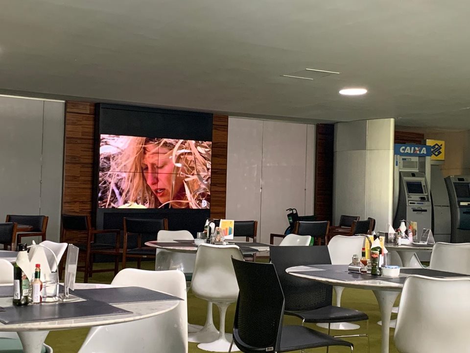 TV exibe reality show Largados e Pelados para restaurante vazio do cafezinho da Câmara