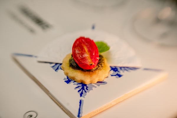 Biscoito de parmesão com tomate confitado e pesto