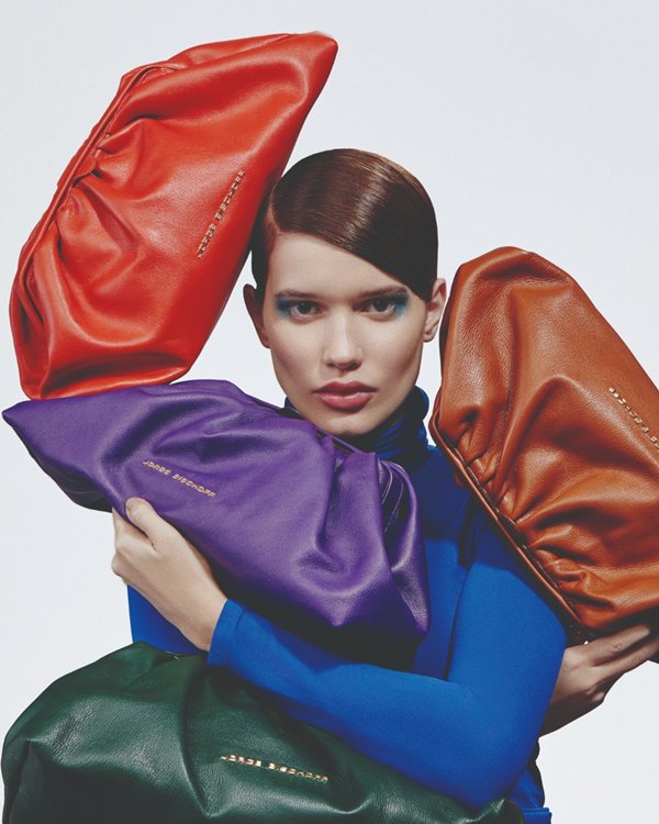 Slouchy clutches coloridas da marca Jorge Bischoff