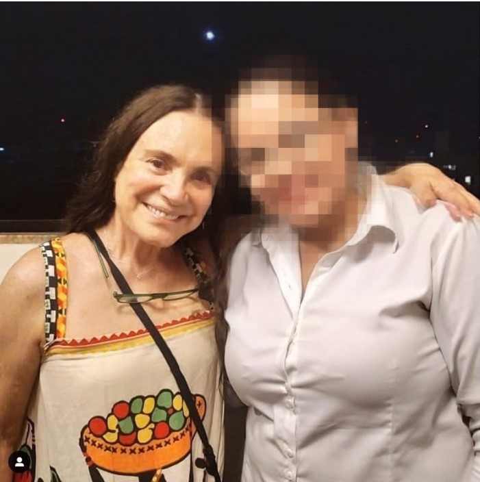 Contra recomendações de saúde, Regina Duarte distribui abraços em festa de aniversário